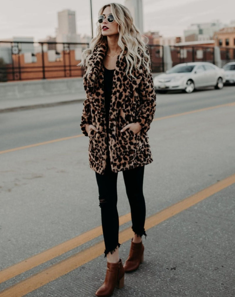 Casaco de Pelos Animal Print com Bolsos Frontais