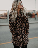 Casaco de Pelos Animal Print com Bolsos Frontais