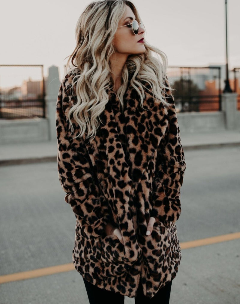 Casaco de Pelos Animal Print com Bolsos Frontais
