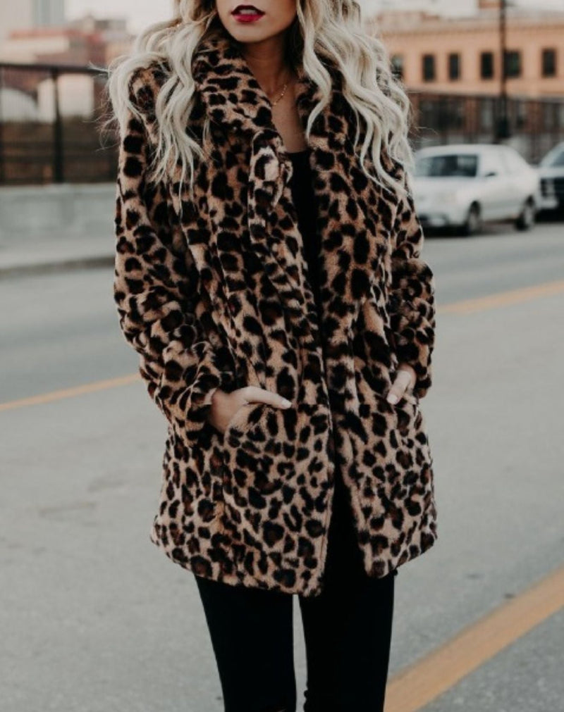 Casaco de Pelos Animal Print com Bolsos Frontais