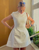 Vestido Curto com Decote em O e Mangas Curtas