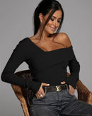 Blusa Euro com um Ombro de Fora e Mangas Longas