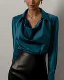 Blusa Linda com Gola Caída e Mangas Longas