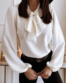 Blusa Retrô com Laço e Mangas Longas